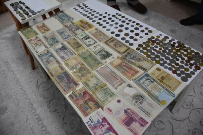 Batman merkeze bal Kltr Mahallesi'nde yaayan devlet memuru Harun Ik'n, 13 yanda merakla balad eski para toplama ii zamanla tutkuya dnt.