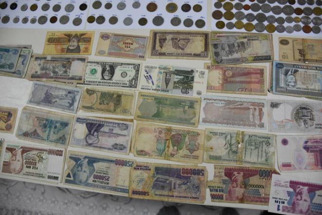 30 ylda toplad ve ran, Irak, Trkmenistan, Banglade, Azerbaycan, Fransa gibi lkelerin de eski paralarnn bulunduu koleksiyona gz gibi bakan Ik, 50 bin TL'nin zerinde harcama yaparak satn ald bu paralar evinde sergiliyor.
