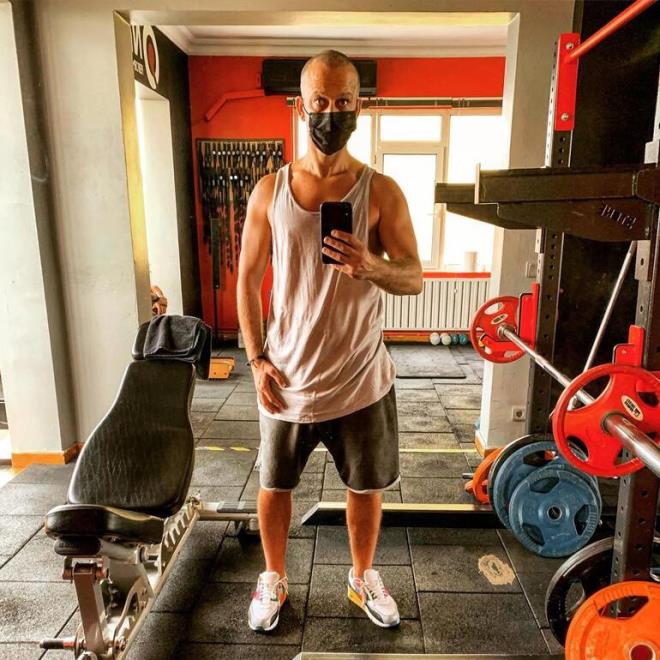 Getiimiz yaz Bodrum?da gbekli haliyle dikkat eken oyuncu Rza Kocaolu, o grntlerden sonra sk bir diyete girdi. Ksa srede eski formuna kavuan oyuncunun srr ortaya kt.