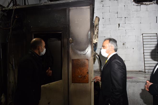 Bursa?nn Kayhan Mahallesi?ndeki bir alveri merkezinde yangn km, Bykehir Belediyesi itfaiye ekipleri tarafndan olaya ksa srede mdahale edilmiti. 90 iletmenin byk zarar grd olayn hemen ardndan alveri merkezini ziyaret eden Bykehir Belediye Bakan Alinur Akta, ?gemi olsun? dileklerinde bulunmutu.