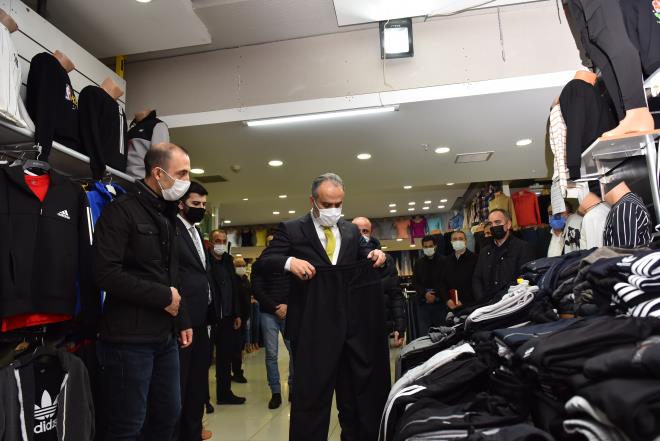 Esnafn normal faaliyetlerine baladn dile getiren Bakan Akta, ?Tm esnafmza byk gemi olsun. Bursallarn ehir iin nemli hatras olan Meridyen Alveri Merkezi?ni ziyaret etmelerini ve sahip kmalarn istiyorum. Her iki giri noktasnda da dikkat ekmesi iin tabela almalar yapacaz. Bursallarn bu arya gidip gelmesiyle beraber skntlar abuk atlatlacaktr. nallah bundan sonraki sre kazasz, belasz, yangnsz ve bereketli olur? dedi.