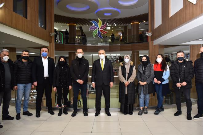 Elektrikle ilgili testlerin tamamlanp normal alma sistemine geilmesinin ardndan Bakan Alinur Akta, alveri merkezini bir kez daha ziyaret ederek esnafla sohbet etti.