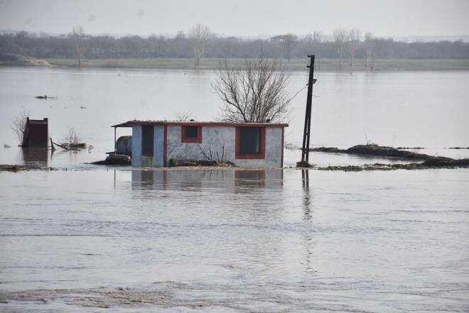 'BEREKET GELD'  Uzunkpr akmak Baraj Sulama Kooperatifi Bakan nal elebi, sular altnda kalan arazinin eltik ekimi yaplan blge olduunu ifade ederek, "Bereket geldi. u anda arazimizde k olduu iin eltik mevsimi olmad iin ounluu bo. Buday arazimizde az ekili var. Bereket geldi sonuta, barajlarmz dolmak zere. Blgemizde barajlarda doluluk oranlar yzde 60 seviyelerine geldi. nallah bundan sonra derin dearj projesi mays-haziran aynda devreye girer. O zaman net olarak konuabiliriz kirlilikle ilgili. Bu yamur suyu topra ykad, Meri'e su brakt, gbre brakt. Parayla pulla yapamayacamz ii Allah verdi" dedi.