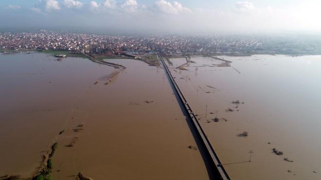 Uzunkpr Ziraat Odas Ynetim Kurulu yesi Hasan Toygar, ovalarna bereket geldiini belirterek, "Ovamza bereket geldi. u anda tam nehrin akt yerdeyiz. Yatandan kt ve topraklarmz ykanyor. Bu sel felaketini can kayb olmadan kazasz, belasz atlattk saylr. u anda yatanda akyor nehir. reticilerimiz iin topraklar ykanyor. Ekili alanlarmz, su basan alanlarmz eltik arazisi. u an eltik ekimi mevcut deil. Baz reticilerimizin budaylar var. Onlar zarar grecek sanrm. Onlara da devletimizin desteiyle telafi edileceini dnyoruz. reticilerimiz iin inallah bereketli bir yl olur. Havzamzda u anda mevcut ekilecek 12 bin dnm civarnda arazi hesaplyoruz. Mays aynn ilk haftasnda balayacak. Yeralt sularn da kullanp retim yapacak arkadalarmz iin de bu byk bir veli nimet oldu. Son 2 - 3 yldan beri bunu bekliyorduk. zellikle yeralt sularnda da bu ekilde telafi edileceini dnyoruz" dedi.