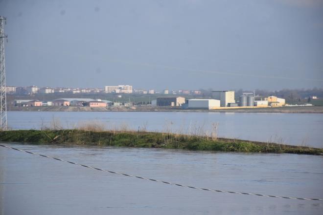 DS Edirne 11 Blge Mdrl'nn 'turuncu alarm' verdii Ergene Nehri, Edirne'nin Uzunkpr ilesinde taarak, blgedeki ekili tarm arazilerini sular altnda brakt.