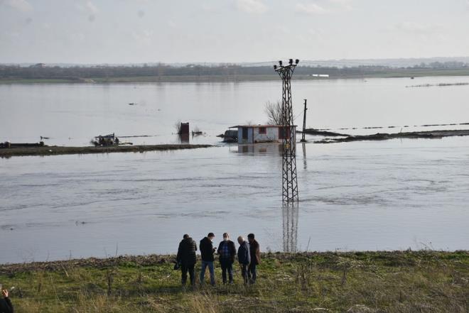 Blgede 91 yln en kurak dnemini yaayan Trakya?da son gnlerde etkili olan yamur ve kar yalarnn ardndan, Edirne?deki Ergene ve Meri nehirlerinin su seviyelerini arttrd.