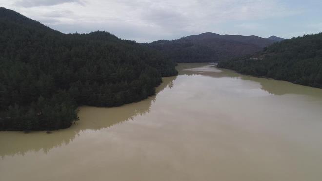 zmir'de pazartesi gecesi balayan saanak ya, hayat olumsuz etkiledi. Youn ya ile kentin birok noktasnda dere ve logarlar tat, cadde ve sokaklar dereye dnd.