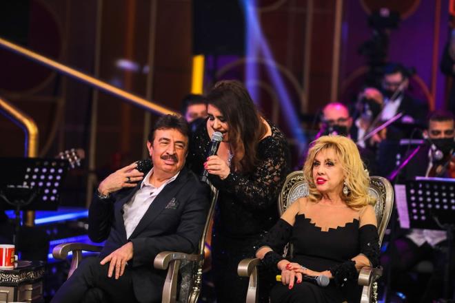 EFSANE SMLER BO SHOW?DA    Seyircisine muhteem konuklaryla keyif dolu bir gece yaatmaya hazrlanan bo Show, Kamuran Akkor, Glden Karabcek, Aye Mine, Faruk Tnaz ve Ahmet Seluk lkan ile cumartesi gecesine damgasn vuracak.