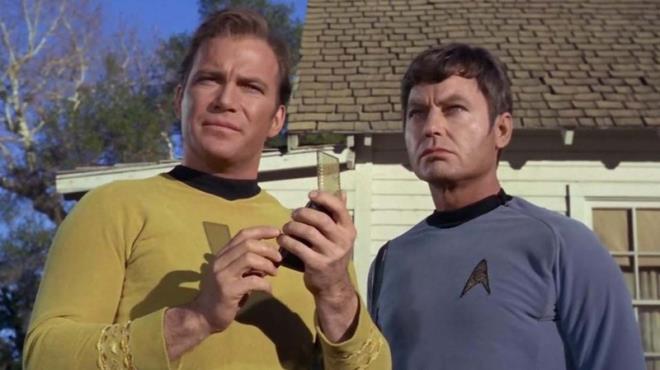 Uzay Yolu: Orijinal seri filminde, uzay gemisinin tm mrettebatnn elinde bulunan iletiim cihazlar, cep telefonlarnn ilk kvlcm olarak kabul ediliyor. Ancak o telefonlar, gnmzdeki telefonlardan ok daha gelimi. nk cihaz, gezegenler aras iletiimi dahi mmkn klyor. lk cep telefonunun mucidi olarak kabul edilen Martin Cooper, kablosuz bir telefon fikirine filmden daha nce de sahip olduklarn sylyor. Ancak filmlerdeki telefonlarn grnts, yllar sonra kan kapakl ve kk telefonlara ok daha yakn.