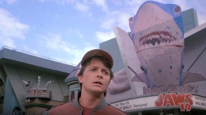 Gelecee Dn Filminin ba karakteri Marty Mcfly'n, 3 boyutlu bir kpek bal hologramndan korktuu sahneyi hatrlyor musunuz? te bir zamanlar, sinemada anlatlan "gelecein teknolojisi", o dnemin insanlarn da en az Marty kadar etkilemiti. Ancak bu etki, sinema salonlaryla snrl kalmad.