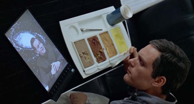 TABLETLER  <br>    Stanley Kubrick`in bilim kurgu bayapt 2001: Bir Uzay Maceras filmindeki astronotlar, ihtiya duyabilecekleri tm bilgileri ieren el bilgisayarlar kullanyordu. Yine Uzay Yolu filminde mrettebat yeleri Kiisel Eriim Grntleme Cihaz anlamna gelen PEDD ad verilen, benzer cihazlara sahipti. te bu cihazlar da bugnk tabletlerin fikir atalar olarak kabul ediliyor. Hatta bu rnekler ilgin bir davann da konusu oldu. Apple, iPad`in bir el bilgisayarnn ilk rnei olduunu iddia etti ve Samsung'a patent davas at. Samsungsa uzay maceras filmini kant gstererek bunun doru olmadn savundu. Biraz garip bir savunma olsa da iyi bir denemeydi ama Samsung haksz bulundu.