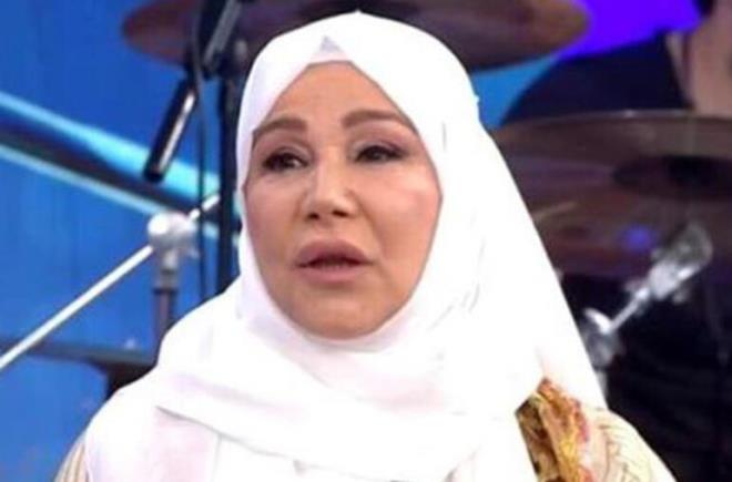 "KAPI KOLALRINA ELEKTRK BALADI"  54 yandaki arkc, "Kaynvalidem beni hi istemedi. ki canlydm, beni ldrmeye kalkt. Mara&#8217;a gittik eimle, orada sahneye kmaya baladm. Eim bir keresinde beni sabaha kadar dvd. Neymi, sahnede birine samimi davranmm.