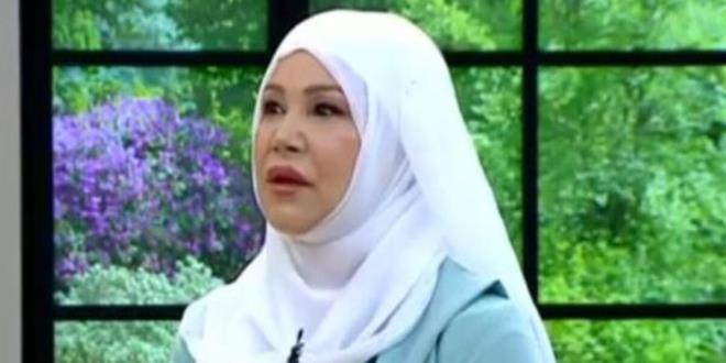 HASTANEDE KENDSN YERDEN YERE ATMI  <br>Yaklak iki buuk yl nce gsnde bir sertlik ve ar hisseden nl trkc, doktora gitti. Doktor gsndeki silikonu ald ve Ik'n gs kanseri olduu tehisini koydu. Ik doktorundan ald kt haber karsnda ykldn ve hastanede kendisini yerden yere attn syledi.