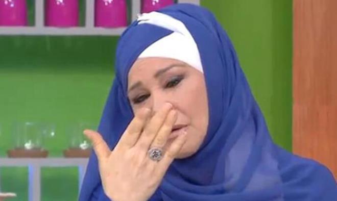 Gler Ik, UanKu TV&#8217;de yaynlanan &#8220;Lerzan&#8217;la ok Mutlu&#8221; programnda aclarla dolu hayat hikyesini anlatt. Fakirlikten kurtulmak iin 14 yanda kaarak evlendiini belirten Ik, kbus dolu gnler yaadn syledi.