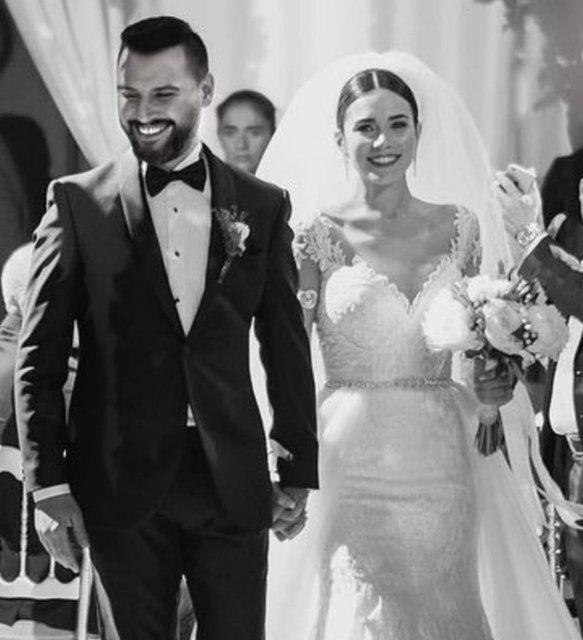 44 yandaki nl arkc, ok sayda beeni alan gnderisine u notu dmt:    ''O gece bas&#807;lad hikayemiz ve Allah bize 1 yl sonra Burak&#8217; verdi... S&#807;imdi ailemize Allah&#8217;n izniyle yarn Eliz katlacak... Seni bekliyoruz kzm, annen baban ve bu&#776;tu&#776;n ailen hep birlikte seni kucaklamak ic&#807;in sabrszlanyoruz. Yarn bizim ic&#807;in yepyeni bir sayfa ac&#807;lacak...''