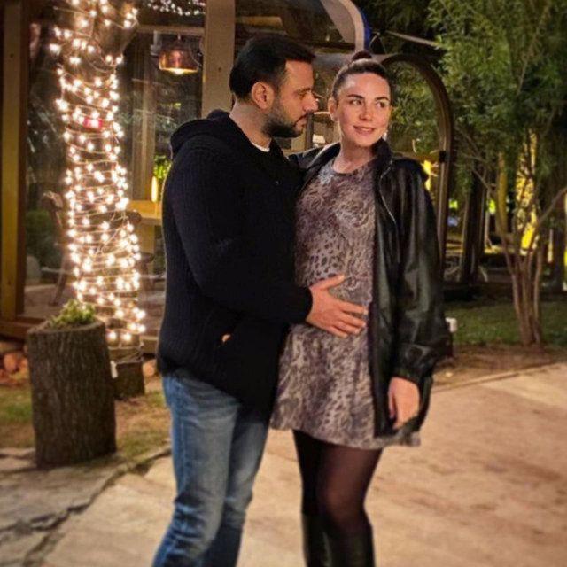 Alian, paylamna kalp ve nazar boncuu emojisi eklemeyi de ihmal etmemiti.