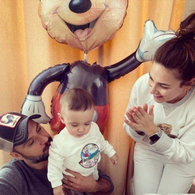 'Beni evlendiimiz gnden beri dnyann en mutlu kocas yapan akma, kucama aldm gn babal bana tattran oluma ve ailemize teekkr ederim...'