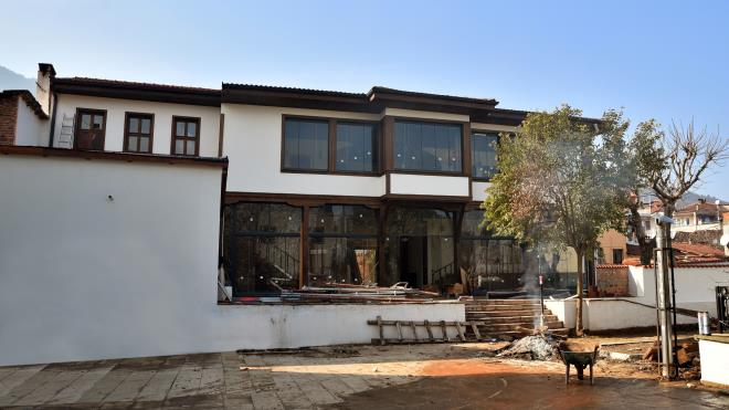 Tarihi ve kltrel miras almalar kapsamnda 8500 yllk Arkeoparktan 2300 yllk Bitinya surlarna, 700 yllk Osmanl eserlerinden, Cumhuriyet dnemi sivil mimarlk rnei yaplara kadar her alanda yaplan restorasyonlarla Bursa?y adeta bir ak hava mzesine dntren Bursa Bykehir Belediyesi, Muradiye?deki 200 yllk tarihi binay da ilk gnk ihtiamna kavuturdu. Muradiye Klliyesi?nin yaknnda bulunan ve 19?uncu yzyln ilk yarsnda Osmanl mimarisinin zellikleriyle ina edilen tarihi bina, ilk olarak 1836 ylnda Devlet Misafirhanesi olarak, daha sonra ise Rus Konsolosluu olarak kullanld.