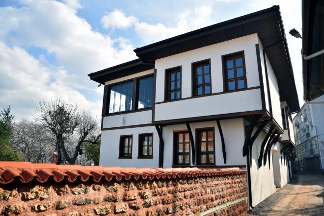 1877 ylnda konut olarak kullanlmaya balayan ve emekli Harita Mhendisi Yarbay ve Dalama Sanats merhum Hsn Zber tarafndan satn alnan bina, restorasyonun ardndan 1992 ylnda Mze Eve dntrld. Zber, yakma dalama teknii ile yapt aa kaklardan oluan geni koleksiyonu sergiledii ve ayn zamanda yaad Mze Evi 1994 ylnda Bursa Bykehir Belediyesi?ne balad. Tarihi binay ilk gnk ihtiamn kavuturmak amacyla Bursa Bykehir Belediyesi tarafndan balatlan restorasyon almalar tamamland. Bursa Valilii?nin de destek verdii restorasyon almalaryla 2 asrlk bina ilk gnk grkemli halini yeniden kazand.