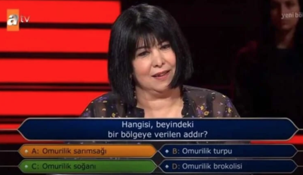 Doktor olan jokerin 'Omurilik soan' yerine yanl olan 'Omurilik sarmsa' yantn vermesi sosyal medyann gndemine oturdu.  <br>  te Twitter'da glmekten ykp geen tweetler...