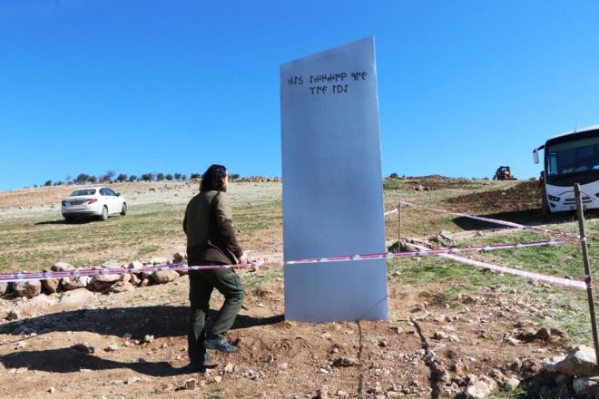 Kentte heyecana yol aan gizemli metal bloun kim tarafndan blgeye brakldnn bulunmasna ynelik l Jandarma Komutanl bnyesinde zel ekip kuruldu. stihbaratlarn da yer ald zel ekip rencik Mahallesi sakinleri ile tek tek grt. Blgeye yakn noktadaki dier krsal mahallelerde de inceleme yapan jandarma ekipleri, blgeye perembe gn ve gecesi gelen yabanc kiiler veya pheli durumlar olup olmadna ynelik bilgi edinmeye alyor. Ekipler bunun yan sra anlurfa?ya ulamn saland Gaziantep, Diyarbakr, Mardin ve Adyaman ynndeki tm kamera kaytlar ile Gbeklitepe ve rencik Mahallesi blgesine ulamn saland gzergah zerindeki mobese ve gvenlik kameralarn incelemeye ald. Son bir haftalk kamera kaytlarn saniye saniye izleyen ekipler, burada tanabilecei kamyon, kamyonet, TIR, minibs ve kapal kasa aralar da mercek altna ald. Ekipler, grntlerden elde ettii pheli aralar plaka kaytlarndan inceleyerek, metal blou tayp tamad sorusuna cevap bulmaya alyor.