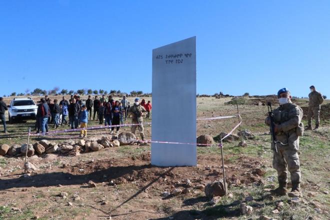 Daha nce ABD, Romanya ve eitli lkelerde aniden ortaya kan ve yine aniden kaybolan monolitlere benzerlii ile dikkat eken metal blok, kentte de heyecana yol at. Monolit bulunduu bilgisi zerine yzlerce kiinin blgeye akn etmesi zerine jandarma, alanda 24 saat nbet tutmaya balad.