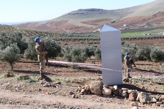 anlurfa?da, kentin simgesi olan Gbeklitepe yaknlarndaki bir araziye yerletirilen monolit benzeri metal blok, gizemini koruyor. Kentte heyecana yol aan monolitin kimler tarafndan ne amala araziye yerletirildiinin tespitine ynelik l Jandarma Komutanl bnyesinde zel ekip kuruldu.
