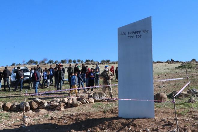 Ancak, ifti tarlasnn u noktasnda 3 metre yksekliinde 50 santim geniliinde bir metal blok grnce durumu gvenlik glerine bildirdi. hbarla blgeye gelen jandarma ekipleri nlem alrken, l Kltr ve Turizm Mdrl grevlileri tarafndan da inceleme yapld. ncelemede, kim tarafndan konulduu bilinmeyen monolitin zerinde Gktrk alfabesi ile 'Gkyzne bak ay gr' yazld belirlendi.