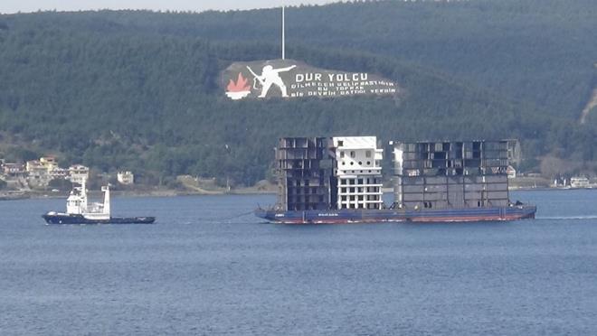 zerindeki 8 elik blou talya'ya gtren platforma, Boaz geii srasnda, Ky Emniyeti Genel Mdrl'nn 'Kurtarma-6' rmorkr elik etti.