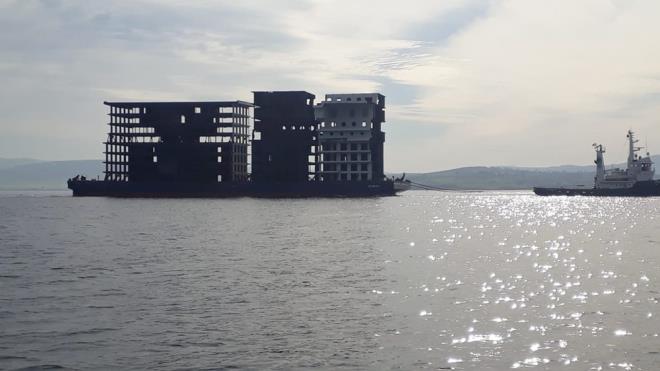 anakkale Boaz'ndan geen 'Atlantis X' isimli platformun tad 8 elik bloun apartmana benzeyen grnts dikkat ekti.