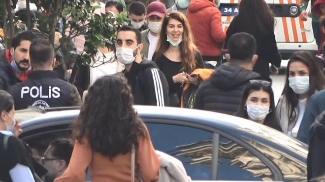 Corona virs tedbirleri kapsamnda uygulanan sosyal mesafenin unutulduu caddede, baz kiilerin de maske takmad grld.