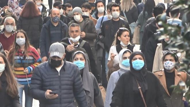 stiklal Caddesi'ndeki kalabalk ve maskesiz gezenler grntlendi.