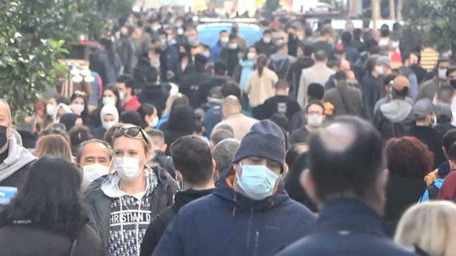 Corona virs tedbirleri kapsamnda uygulanan 56 saatlik sokaa kma kstlamasnn sona ermesinden sonra stanbul'da zellikle stiklal Caddesi'nde youn kalabalk olduu grld.