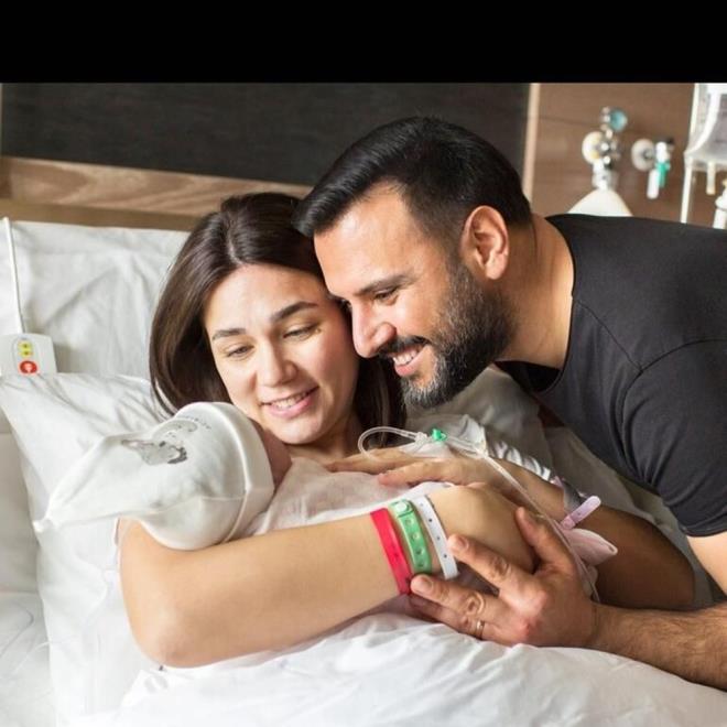 "Hayattaki en byk ansm Alian gibi bir ee sahip olmak. Mkemmel bir koca ve mkemmel bir babasn sen... "