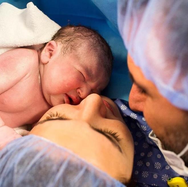 kinci kez ocuk heyecan yaayan ikili kzlarna kavuma anna ait kareleri yaynlad.