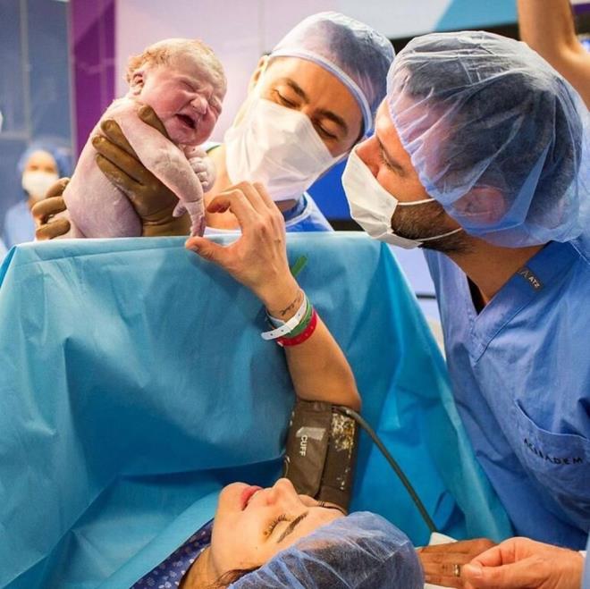 2019'un ubat aynda oullar Burak' kucaklarna alan Alian ve Buse Varol, 6 ubat'ta dnyaya gelen kzlarna Eliz adn verdi.