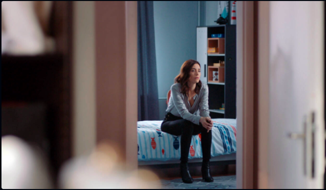 BBC yapm olan Doctor Foster dizisinin Trkiye uyarlamas olan Sadakatsiz'de Derin karakterine hayat veren oyuncu Kate lerek diziye veda etmiti. Orjinal formatnda devam eden dizide senaryo olduu gibi ileniyor ve olaylar ilerliyor.