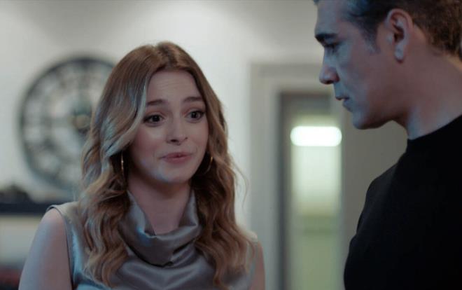 Barollerinde Caner Cindoruk ve Cansu Dere gibi isimlerin olduu Kanal D dizisi Sadakatsiz'in yarn akam yaynlanacak 17. blm byk heyecanla beklenirken sosyal medyada yaylan ayrlk iddias ise gndem oldu.