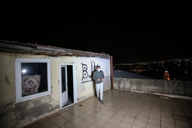 Bina sakinlerinden Mustafa Dilek (20), gazetecilere, atnn byk bir grltyle utuunu syledi.    Ksa sreli bir ok yaadn belirten Dilek, "at katnda ay iiyordum. Vidalar yerinden kopmaya balad ilk bata. O srada ellerimi ve yzm kapatp korunmaya altm. ok korktum. Bir anda rzgar geldi, kopard. Demirleri yerinden skt. Bulunduum yerde at vard bir anda utu." ifadelerini kulland.