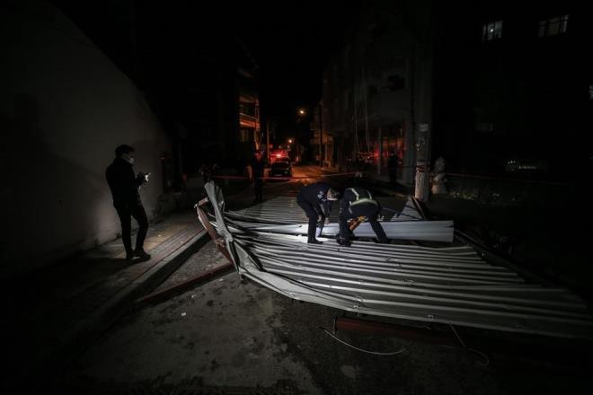 Bursa'nn Osmangazi ilesi Balarba Mahallesi enol entrk Sokak'taki 5 katl apartmann ats, kuvvetli lodostan kaynakl uarak iki sokak tedeki Vatan Caddesi'ne dt.