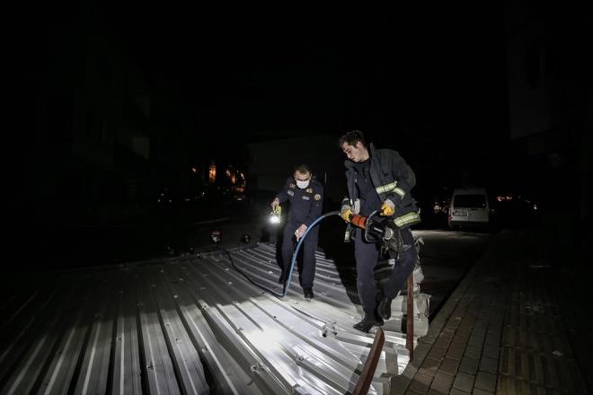 Vatandalarn bildirmesiyle olay yerine itfaiye ve polis ekipleri sevk edildi. Elektrik direindeki telleri de koparan at, caddeyi trafie kapad.  Ekiplerin gvenlik nlemi ald caddedeki at, itfaiyenin yaklak 1 saatlik almasyla kaldrld.