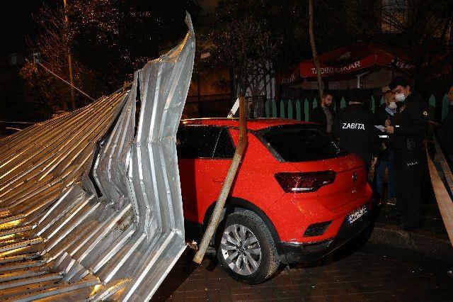 Gaziosmanpaa Karadeniz Mahallesi 1180. sokakta ise at umas sonucu 7 arata hasar olutu. Olay yerinde itfaiye ve polis ekipleri almalarda bulundu. Karayollar Galeri Caddesi'nde de yola aa devrildi.