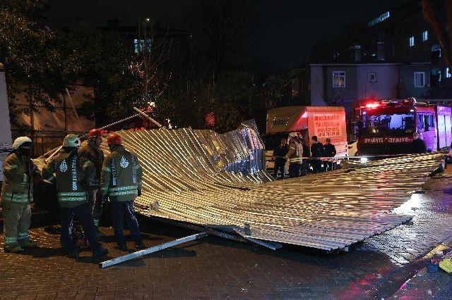 Sultangazi 75. Yl Mahallesi Fevzi akmak Caddesi'nde bir binann atsnn umas sonucu iki otomobil ile baz i yerlerinde hasar olutu. Cadde, gvenlik eridiyle evrilerek trafie kapatld.