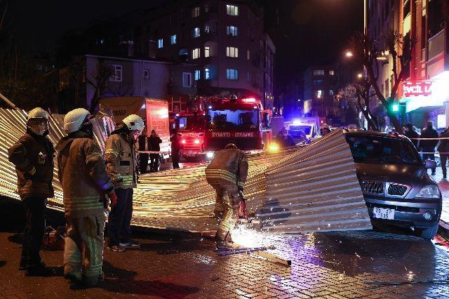 iddetli rzgar nedeniyle Silivri sahilde bir i yerinin totem tabelas devrildi. lede rzgar nedeniyle 2 tekne batt.
