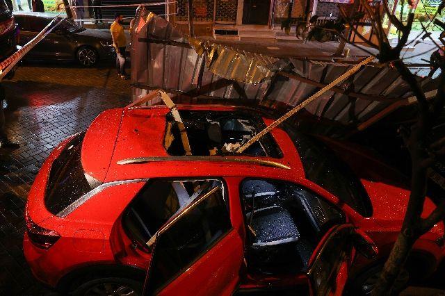 Bayrampaa Girne Caddesi'nde bir binann ats utu ve bir ara hasar grd.