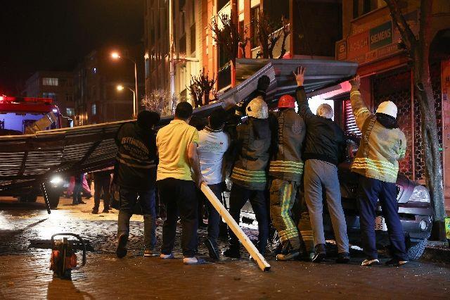 Fatih Mahallesi Bldrcn Sokak'ta da aa devrilmesi sonucu elektrik direi ykld. tfaiye ekipleri, bir binada sallanan demiri tehlike arz ettii gerekesiyle kartt.