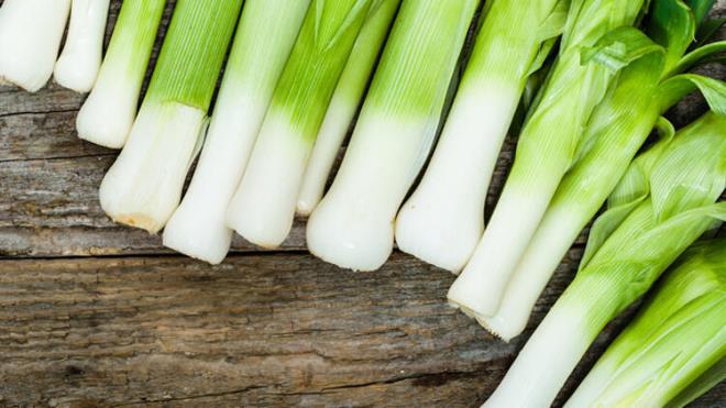 Prasa ierisinde A vitamini B6 vitamini, folik asit, C vitamini, K vitamini, demir, manganez ,magnezyum ve kalsiyum mineralleri bulundurur.