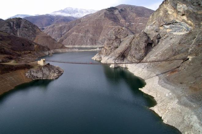 Gmhane'de eskiden dere yatanda kullandklar ifte kprlerin su altnda kalmasnn ardndan Krtn ile merkezine mesafeleri uzayan kyller yaptklar asma kprden ilk zamanlarda aralarn da geiriyordu.    Aa zeminli olmas nedeniyle bir sre sonra ara geiine yasaklanan asma kprde 2009 tarihinde bir vatanda blgede etkili olan kuvvetli rzgar sonucu gle derek hayatn kaybetmiti.