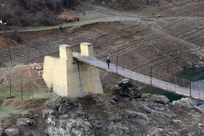 Bu mhendis deil de kylnn kafas ile yaplan bir kpr olduunu kaydeden muhtar Ik, ?Tahtalarda bozulma, rme olunca mecbur ikinci bir tadilat meydana geldi. Bu ikinci bir tadilat bu yl ierisinde yapld. u an ara geer ama devlet yapsa bunu daha salkl ve daha iyi olur. Biz devletimizden bu kprmz iyi bir hale getirilip yaplmasn istiyoruz. Baka bir isteimiz yok. Sonuta 20 kilometrelik yolumuzu 5 kilometreye drecek. Bu haliyle yakttan tasarruf olacak, vatanda hasta olduunda erken gitmesi salanacak ve haliyle buradan liseye ortaokula giden rencilerimiz buradan yrme gidecek. Kpr daha gzel, daha iyi yaplrsa arala geeriz. Haliyle iyi bir hale getirilmesini devletimizden istiyoruz? diye konutu.