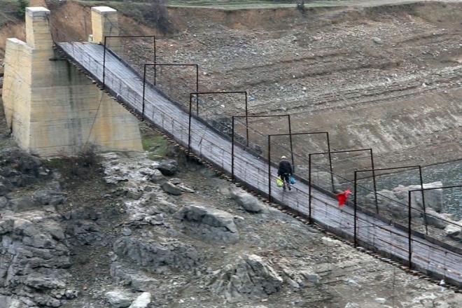 "OKULA BU KPRY GEEREK GTTK"  Araky sakinlerinden 26 yandaki Tunahan Yavuz da baraj yaplmadan nce derede ifte kprler olduunu, baraj su tuttuktan sonra altnda kaldn ve yollarnn uzadn belirterek, ?Kprlerimiz barajn altnda kalnca, yolumuz uzaynca 3,5 saatlik bir hal ald yolumuz.  Bu kpr bizim kyden Krtn?e inmemiz, Gmhane?ye ulamamzda en nemli rol oynayan ulam arac haline geldi. Ortaokul ve liseye bu kprden geerek gittik. 7?de evden kyordum, yarm saat iinde derste oluyordum. Ana yolu kullansak 3,5 saatlik bir yolumuz var. Oradan yrme ansmz yok? eklinde konutu.